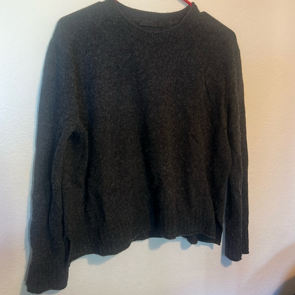 Dark gray sweater size XS 
Used and like new 
Brand Jenni kayne